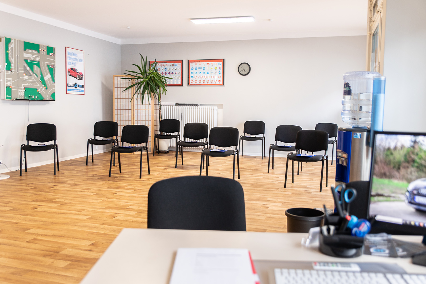 Filiale Delmenhorst Zentrum – Warteraum mit Stuhlreihen
