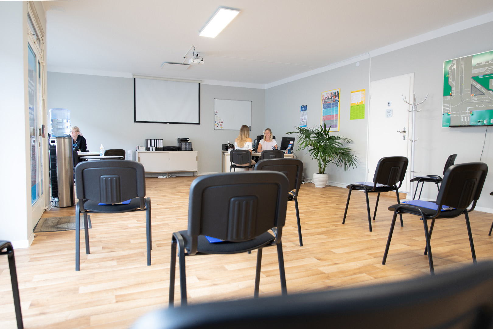 Filiale Delmenhorst Zentrum – Theorieraum mit Beamer und Empfangstisch