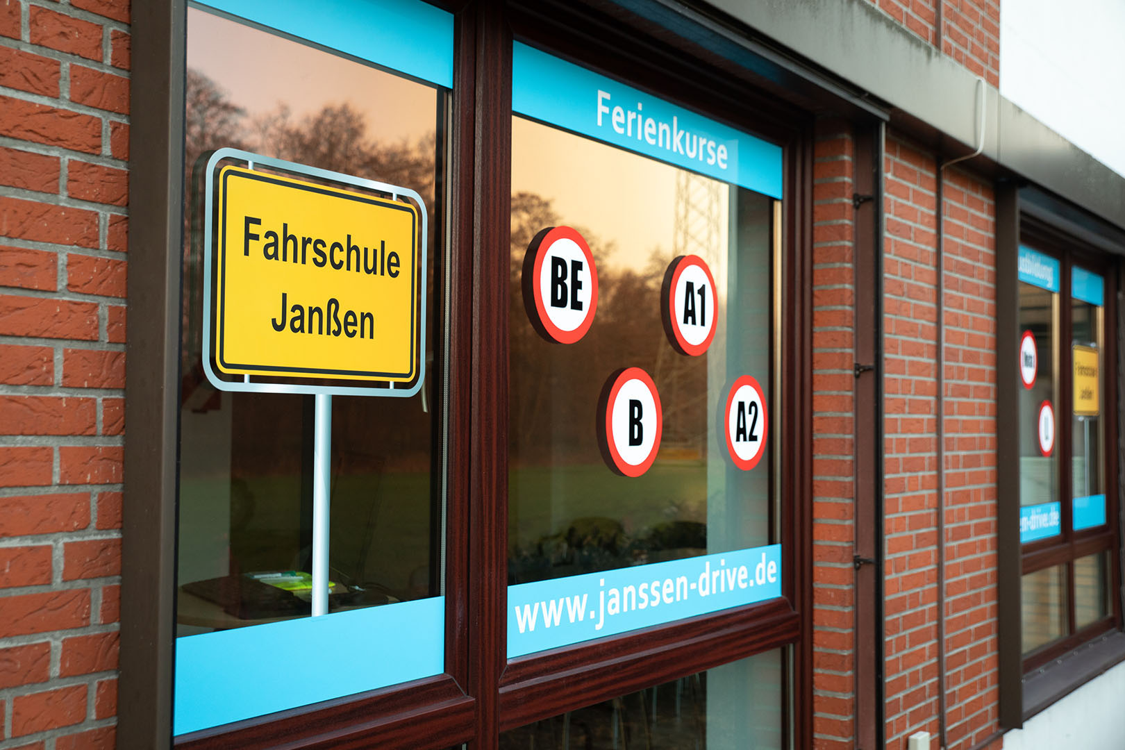 Filiale Stuhr/Varrel – Schaufenster mit Führerscheinklassen
