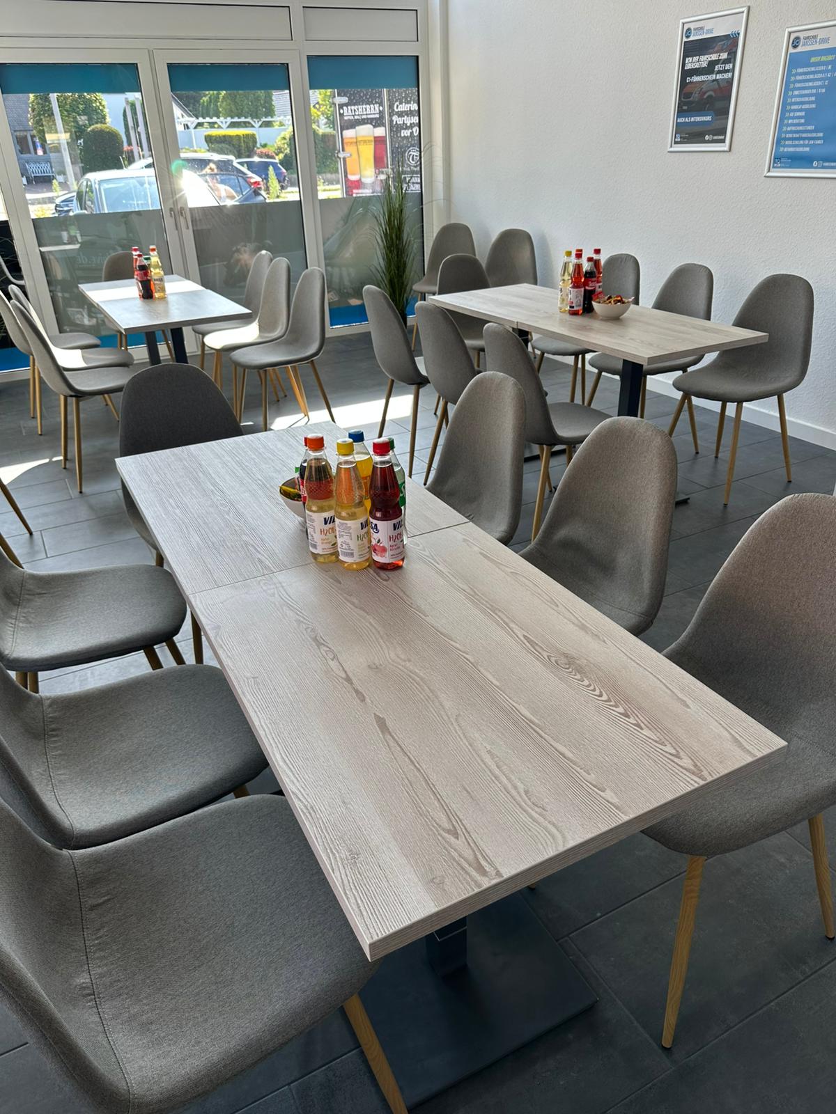 Filiale Moordeich – Sitzbereich mit Tischen