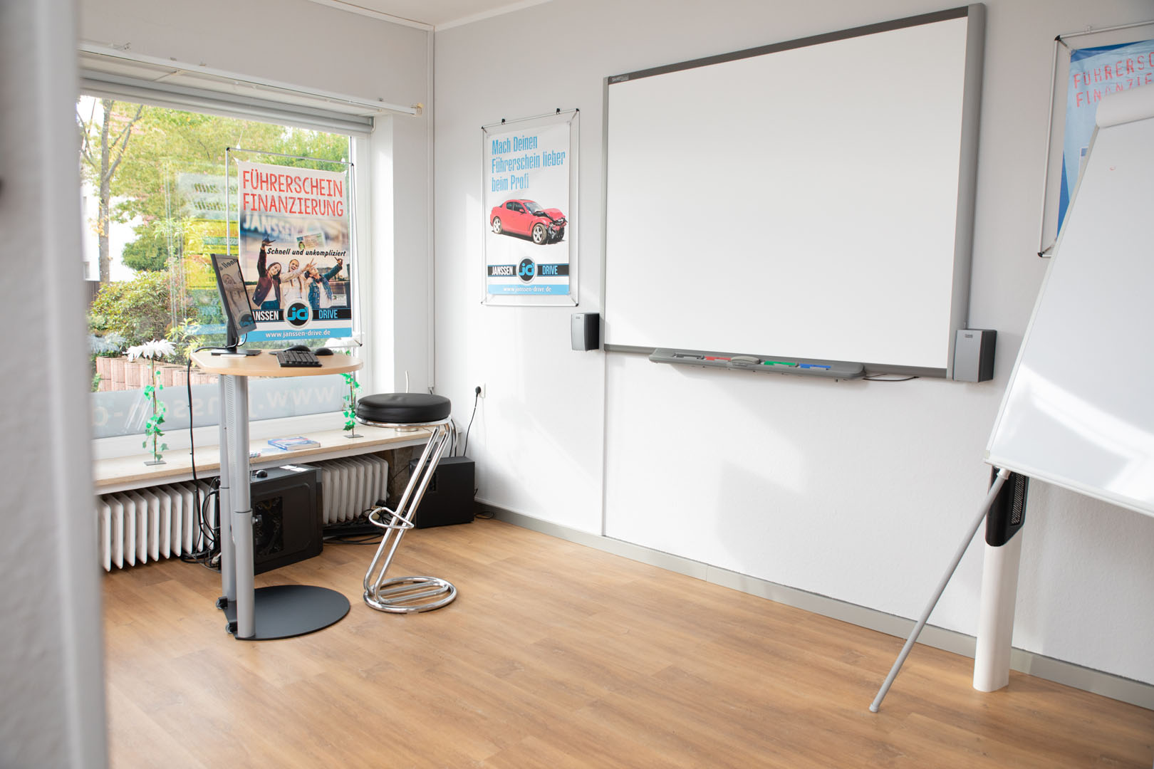 Filiale Düsternort – Theorieraum mit interaktivem Whiteboard